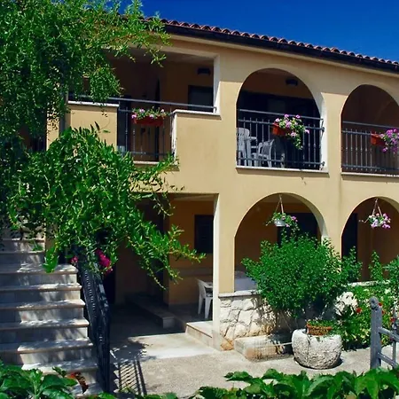 Livia With 2 Cozy Terraces Near Pula * Peroj