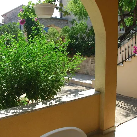 Livia With 2 Cozy Terraces Near Pula *