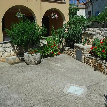Livia With 2 Cozy Terraces Near Pula * פרוי