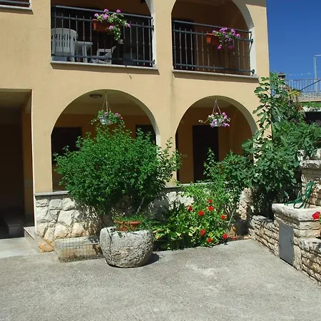 Livia With 2 Cozy Terraces Near Pula