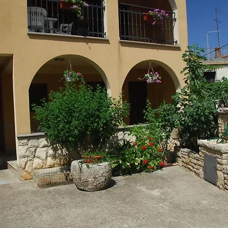 Livia With 2 Cozy Terraces Near Pula *