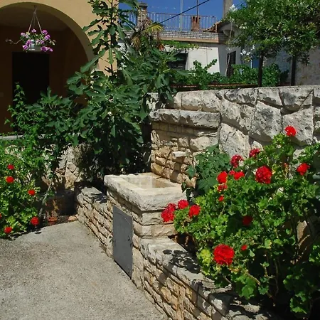 Daire Livia With 2 Cozy Terraces Near Pula Peroj