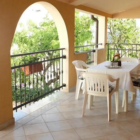 Livia With 2 Cozy Terraces Near Pula