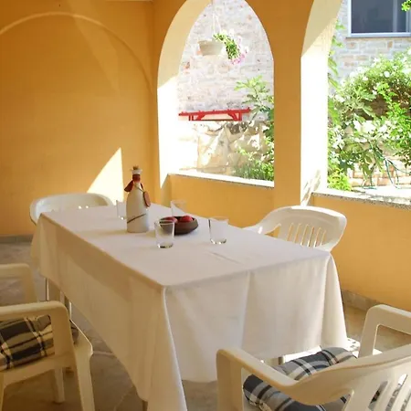 Livia With 2 Cozy Terraces Near Pula Daire *