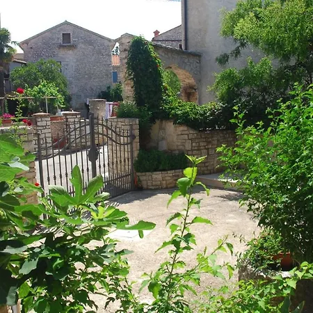 Daire Livia With 2 Cozy Terraces Near Pula *