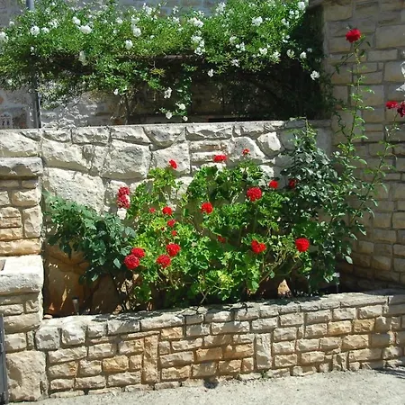 Livia With 2 Cozy Terraces Near Pula