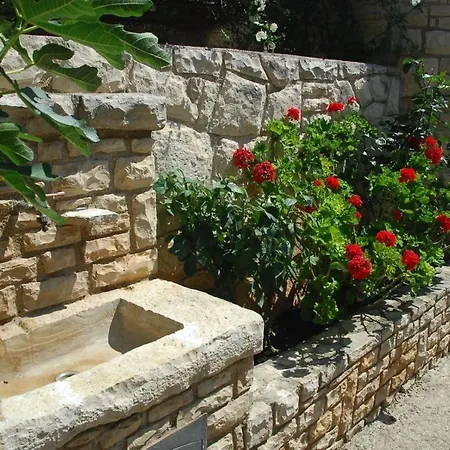 Livia With 2 Cozy Terraces Near Pula Daire Peroj