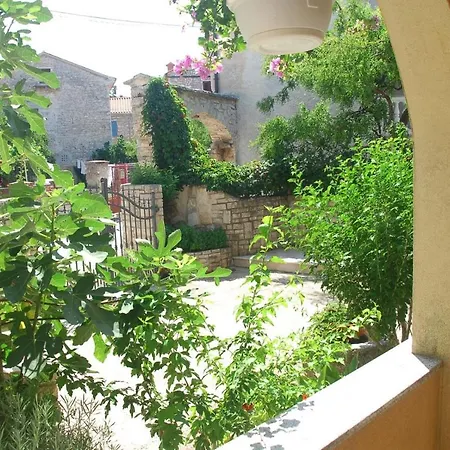 Livia With 2 Cozy Terraces Near Pula Daire