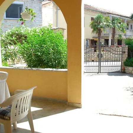 Daire Livia With 2 Cozy Terraces Near Pula *