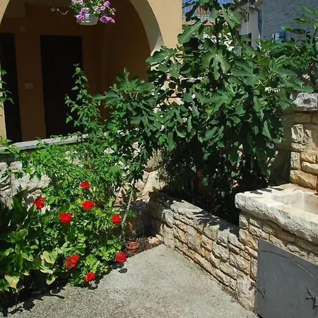 Livia With 2 Cozy Terraces Near Pula Peroj